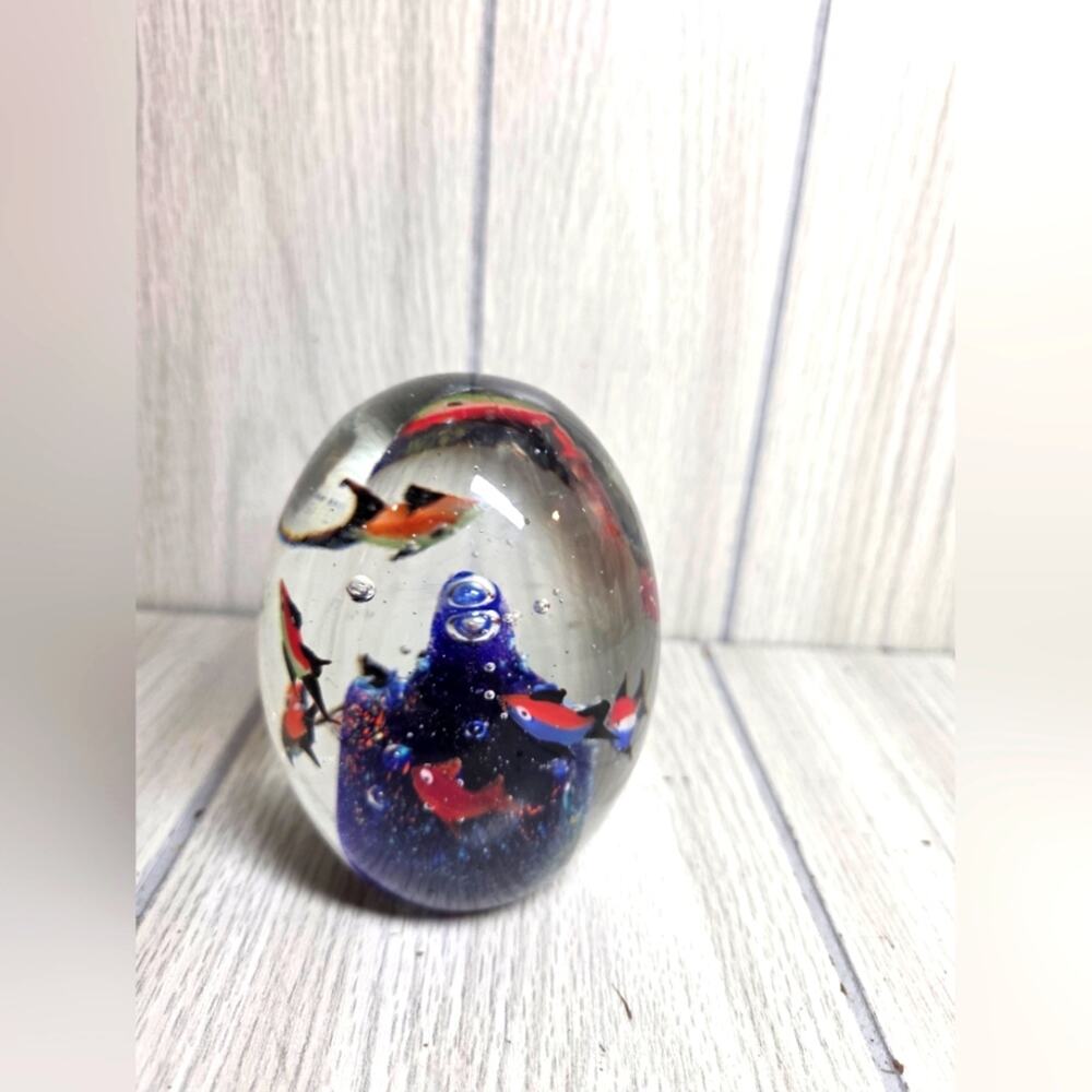 Vtg Glass Fish Desighn Paperweight Oval Controlled Bubbles Art Glass